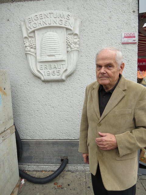 An der Ecke Pius Parsch-Platz und Schloßhofer Straße, vis-a-vis ihres Geburtshauses, will Walter Bergolth eine Gedenktafel für Anna Fallmann aufhängen.