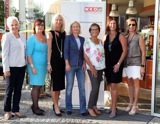 Die Bezirksvorsitzende Nadine Egger (3. v. l.) und Gabi Schabus vom Caffé & Bistro Al Dente mit teilnehmenden Unternehmerinnen von Feldkirchen | Foto: Manfred J. Schusser