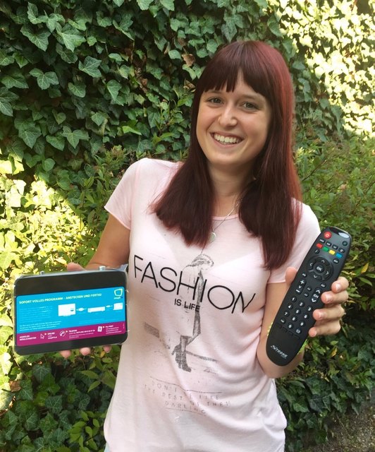 Manuela Heißenberger von der Firma Elektro Heißenberger in Litschau mit einem DVB-T2 Empfangsgerät.