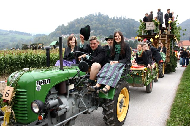 Der Umzug der Erntewägen ist einer der Höhepunkte des Bezirkserntedankfests. | Foto: Diethardt