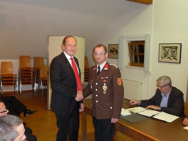 Bürgermeister Adi Hinterhauser gratuliert Markus Passauer zur Wahl.