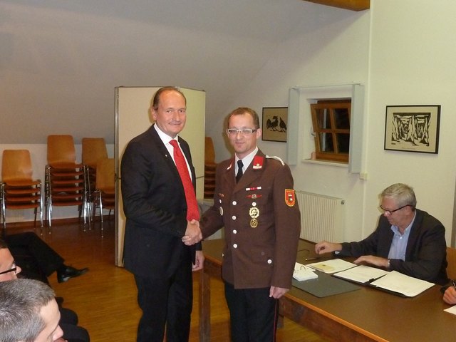 Bürgermeister Adi Hinterhauser gratuliert Markus Passauer zur Wahl. | Foto: Fritz Schimmerl