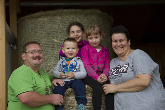 Erfolgreich expandiert: Die Landwirte Gabriele und Christian Holzer aus Thurnhof mit den Kindern Jonas, Johanna und Katharina. | Foto: Privat