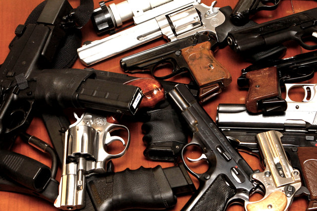 Waffen, Pistole, Revolver, Gefahr, Schusswaffe, Schiesseisen, Kriminalität, Überfall, Einbruch, Raub, Dammerungseinbrecher, Mord, Patrone, Angst, Waffenführerschein, Selbstjustiz, Magazin, Patrone, Kaliber, Lauf, GroßkaliberTäterFoto: Franz Neumayr/SB 11.03.2009