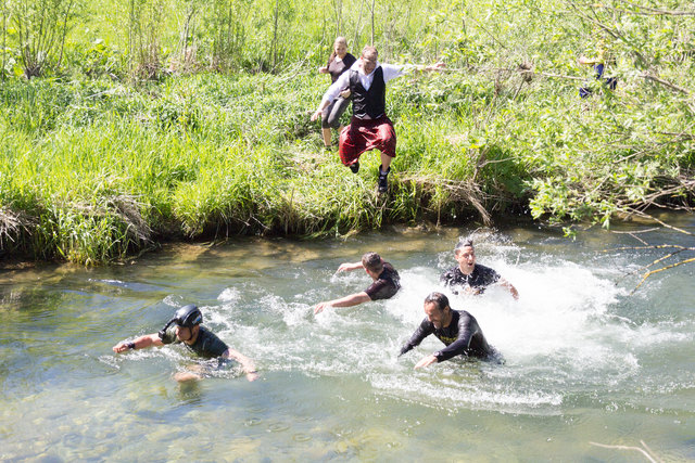 Die Teilnehmer müssen beim "1. VMW Dirt Run" unter anderem rund 70 Meter durch die Vöckla schwimmen. | Foto: Eva Brandstoetter