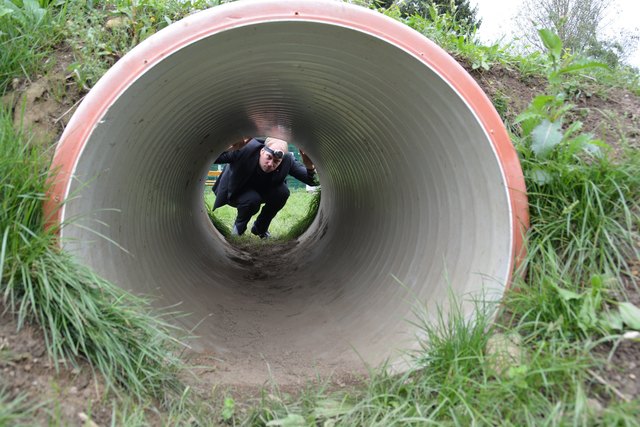 Neos-Gemeinderat Roman Kuhn inspiziert die Hundezone und kritisiert ...