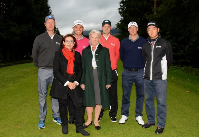 Brigitte Schlögl und Signe Reisch (beide Kitzbühel Tourismus, vorne) begrüßten die Top-Golfer der European Tour am Golfclub Kitzbühel Schwarzsee: 
(hinten v.l.): Mikko Ilonen, Wu Ashun, Martin Kaymer, Alex Noren und Jin Jeong | Foto: Kitzbühel Tourismus