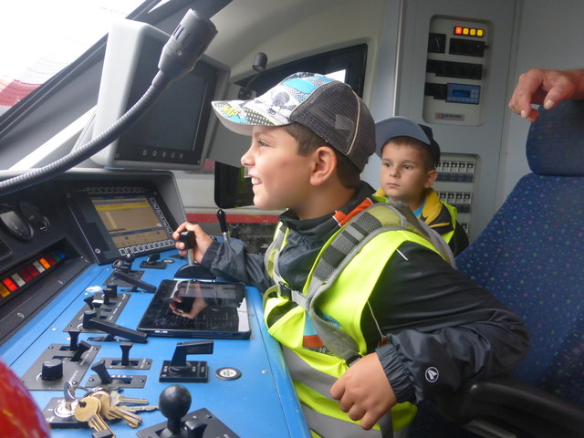 Mit großer Freude testeten die Kinder einen Triebwagen in Salzburg.