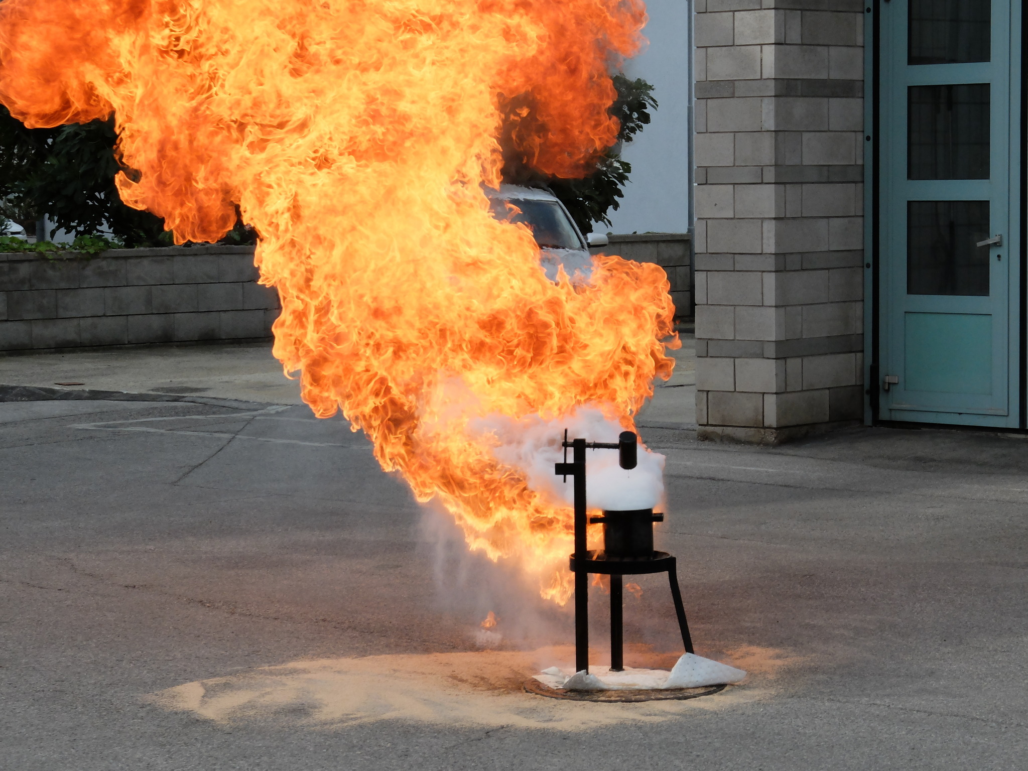 Brennendes Öl mit Wasser löschen? Heiße Tipps der Mödlinger Feuerwehr für die SchülerInnen der