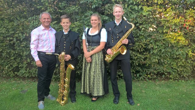 Obmann Werner Brandl ist stolz auf die Jungmusiker Anteo Simunic, Lea Brandl und Julian Schadauer, die an der Musikakademie teilgenommen haben. | Foto: KK