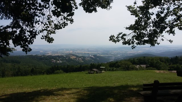 Von der Rosalia auf die Burg Forchtenstein schauen