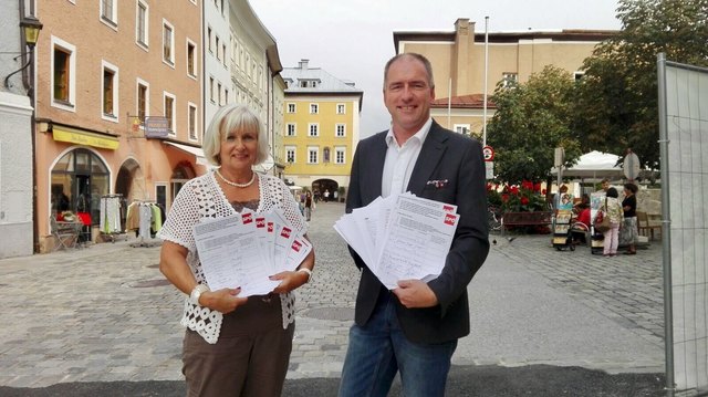 Kämpfen für den Erhalt der Zinkenlifte: Rosa Bock und Alexander Stangassinger von der SPÖ Hallein mit Unterschriften.
