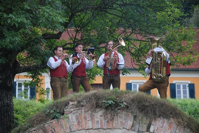 Wanderschuhe, Stock und Trompete: mit Weisen- und Jodlerklängen ging der Musikwandertag in Bad Blumau in die dritte Runde. | Foto: MV Bad Blumau