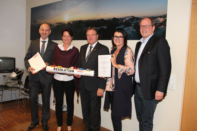 Christian Strigl (WK-Reutte), BRin Sonja Ledl-Rossmann, NRin Elisabeth Pfurtscheller und Josef Huber (WK-Imst) übergeben die Resolution an LH Günther Platter. | Foto: WKO
