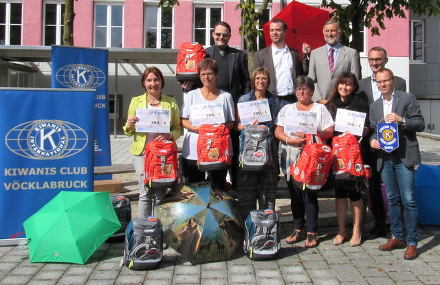 Schultaschen, Schirme und Gutscheine wurden im Beisein von Bezirkshauptmann Martin Gschwandtner übergeben. | Foto: Kiwanis-Club