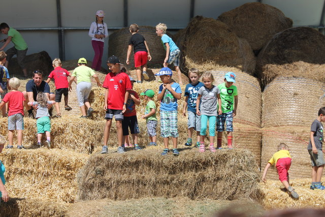 Am Bauernhof der Familie Konrad konnten die teilnehmenden Kinder in einer Strohburg herumtollen. | Foto: Gemeinde Vöckamarkt