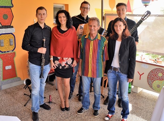 vorne v. r.n.l.: Silke Knöbl, Karl Knöbl, Monika Weghofer, der Rest sind die Musiker der Gruppe Zaungäste