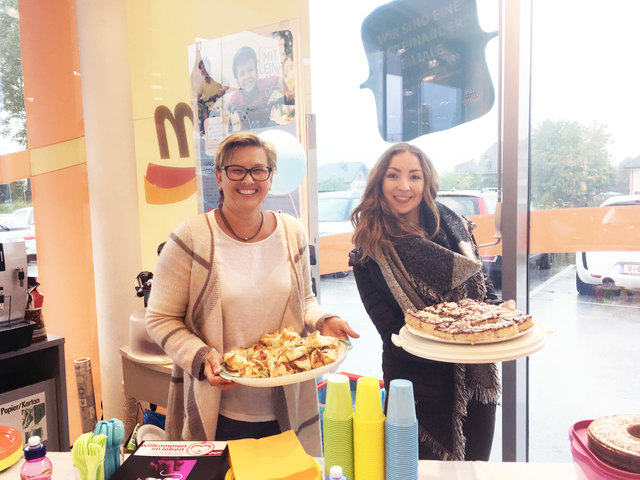 Claudia Kurz und Lisa Rettenbacher von dm zeigten vollen Einsatz beim Flohmarkt und Kuchenbuffet in der Aignerstraße in Salzburg.