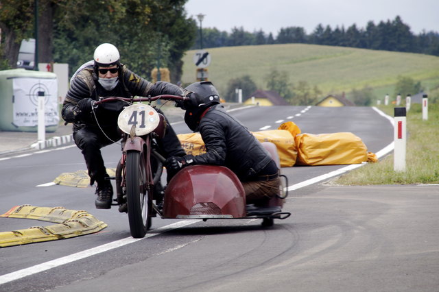 Kunz Max aus D mit seiner Beifahrerin Klinkhardt Sigrid auf einer NSU SS 500 Bullus, 500 ccm, 30 PS, 1 Zylinder, Bj. 1932 | Foto: Regionalsport.at