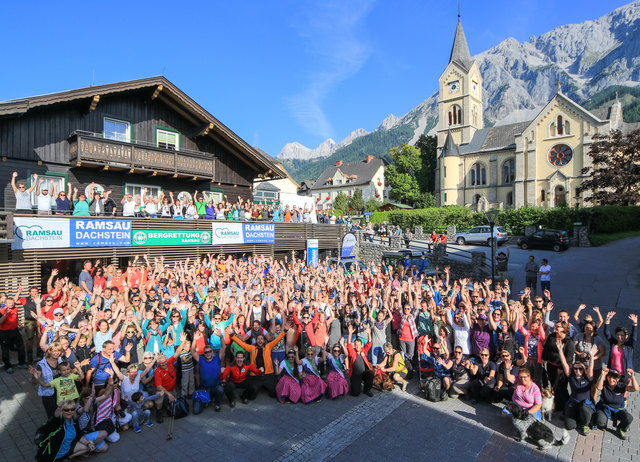 Bei der fünften Fanwanderung bekamen die Fans Einblicke in das Leben der Schauspieler und zu den Drehorten der TV-Serie "Die Bergretter" in Ramsau am Dachstein. | Foto: Huber