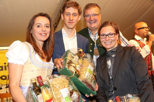 Milica Himmer (Österreichischer Intergrationsfonds), Jakob Etzel (Start up Gründer FinTech PredictR), Sandra Baierl (Kurier) mit Raiffeisen-Geschäftsleiter Johann Pichlmayer. | Foto: mostropolis.at