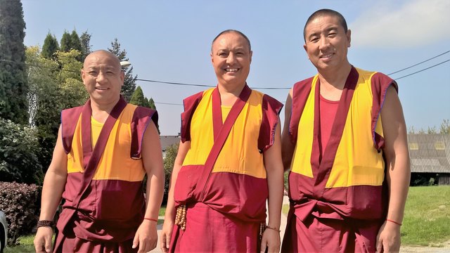 Die drei tibetische Mönche stammen aus dem Exilkloster Ganden Jangtse und gelten als Hüter des buddhistischen Wissens.