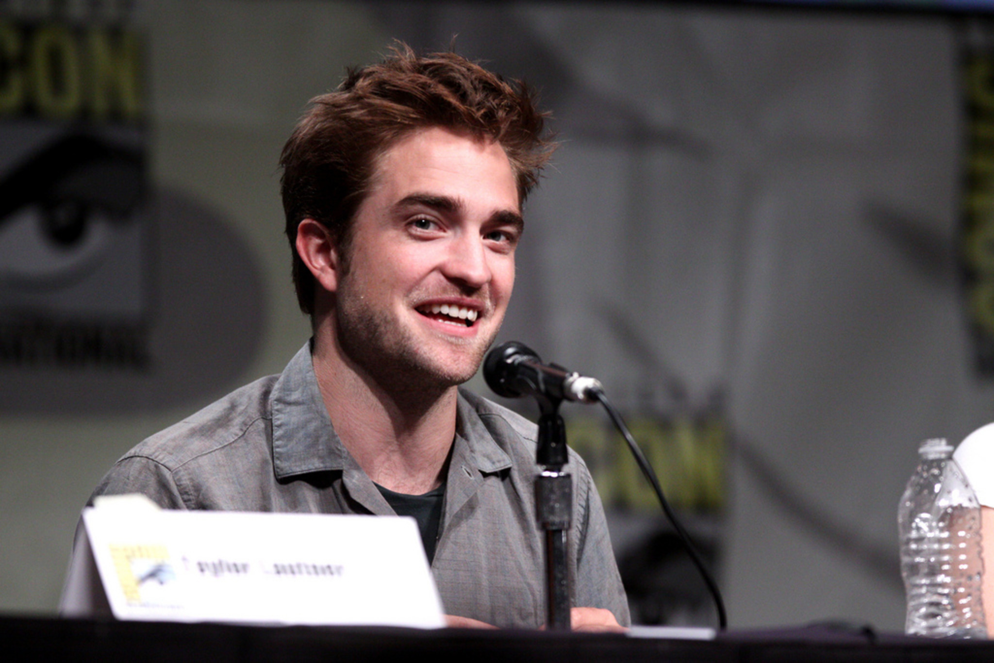 Mädchen, das aus robert pattinson ist