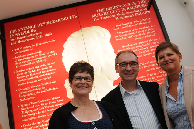 Sie haben die Ausstellung kuratiert: Armin Brinzing mit Johanna Senigl (Bibliotheca Mozartiana) und Gabriele Ramsauer (Mozart-Museum).