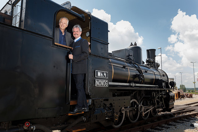 Verkehrslandesrat Karl Wilfing und NÖVOG Geschäftsführer Gerhard Stindl im Führerstand der frisch sanierten Dampflokomotive Mh.4. (© NÖVOG / Citronenrot)