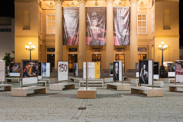 51 fulminante Bilder der Tiroler Berufsfotografen sind bis zum 18. Oktober am Vorplatz des Landestheaters in Innsbruck zu sehen. | Foto: Irene Ascher