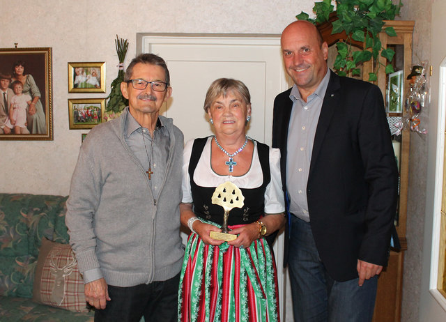 Über 60 Jahre Eheleben und das Ehrengeschenk "goldener Birnbaum", das von Bürgermeister Joachim Maislinger überreicht wurde, freute sich das Ehepaar Gauges | Foto: Gde Wals-Siezenheim