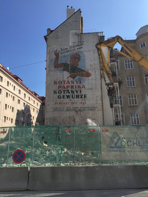 Die soeben freigelegte Werbewand wird rund vier Monate zu sehen sein. Danach kommt der Neubau beim ehemaligen Finanzamt. | Foto: Netopilik