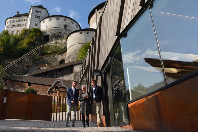 v.l.n.r: Stefan Pühringer (GF TVB Kufsteinerland), Beiratsvorsitzende Brigitta Klein und Emanuel Präauer (GF Top-City-Kufstein) vor dem Eingang des neuen Besucherzentrums. Hier haben in diesem Jahr bereits 142.000 Gäste ein Ticket gelöst und ihren Besuch der Festung Kufstein begonnen. | Foto: Top-City/Kleinheinz