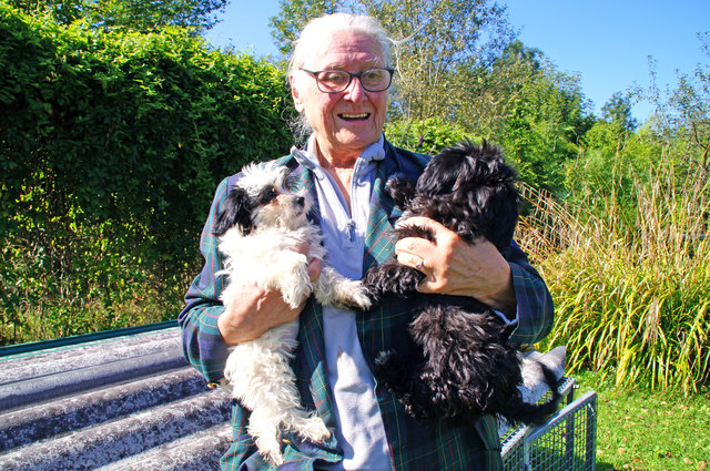 Rita Klinger mit den zwei jungen Hunden.