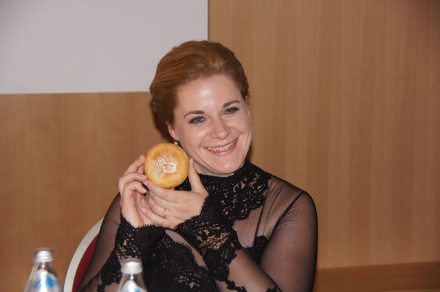 Barbara Schmidl mit dem echten Wachauer Laberl aus ihrer Bäckerei, das nun ein S an der Unterseite trägt.