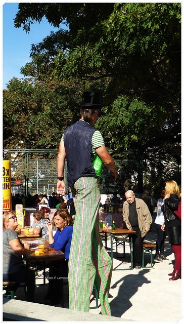 Ein Stelzengeher wanderte durch die Menge