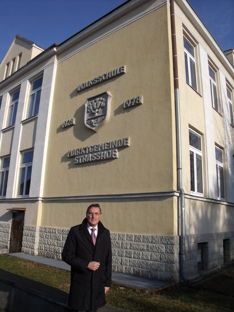 Bürgermeister Ludwig Deltl bezeichnet sie Schulsanierung als unrentabel. | Foto: Archiv