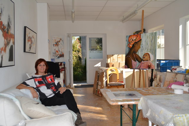 In ihrem Atelier findet die freischaffende Künstlerin Raum und Licht um sich kreativ zu entfalten.