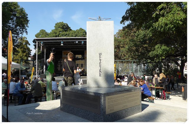 Im Vordergrund der Hiroshima-Gedenkstein.