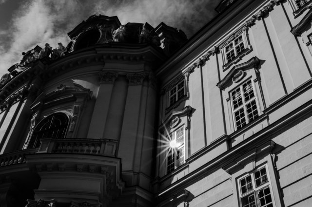 Ich freue mich das ich solche Augenblicke, durch die Fotografie auch anderen Menschen näherbringen kann....(an der Fassade vom Stift Klosterneuburg)