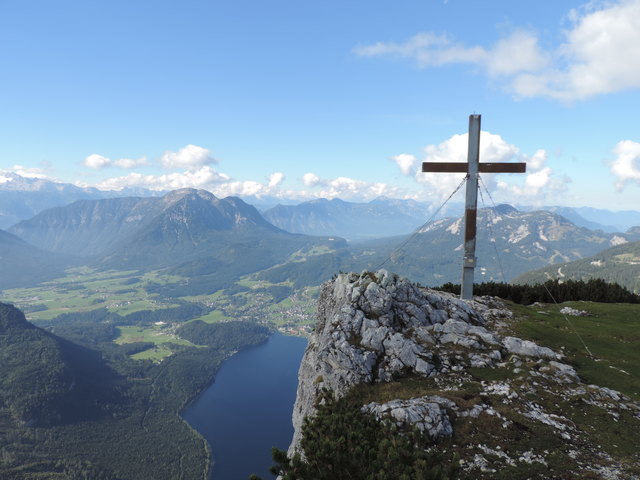 Vom Gipfel der Trisselwand bietet sich eine atemberaubende Aussicht auf das Ausseerland und die umliegenden Berge, allem voran das Dachsteingebirge und das Tote Gebirge.