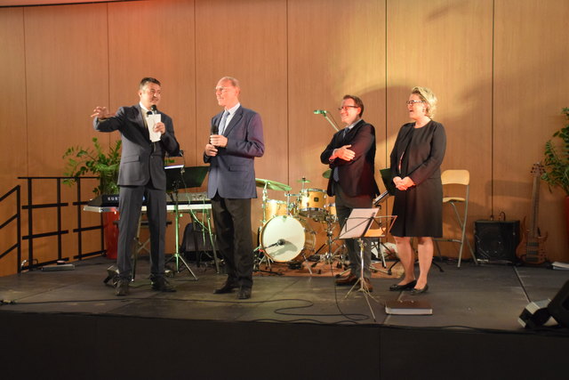 Moderator Ronny Tekal bat die Geschäftsführer Georg Kaes und Gerald Schnabl sowie Hoteldirektorin Bettina Emberger auf die Bühne.
