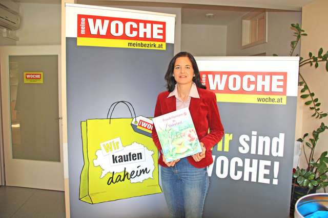 Johanna Paschek aus Peter im Sulmtal hat im Büro der WOCHE Deutschlandsberg ihr neueses Kinderbuch "Frosch Hermann im Steirerland" gezeigt. | Foto: Korbe