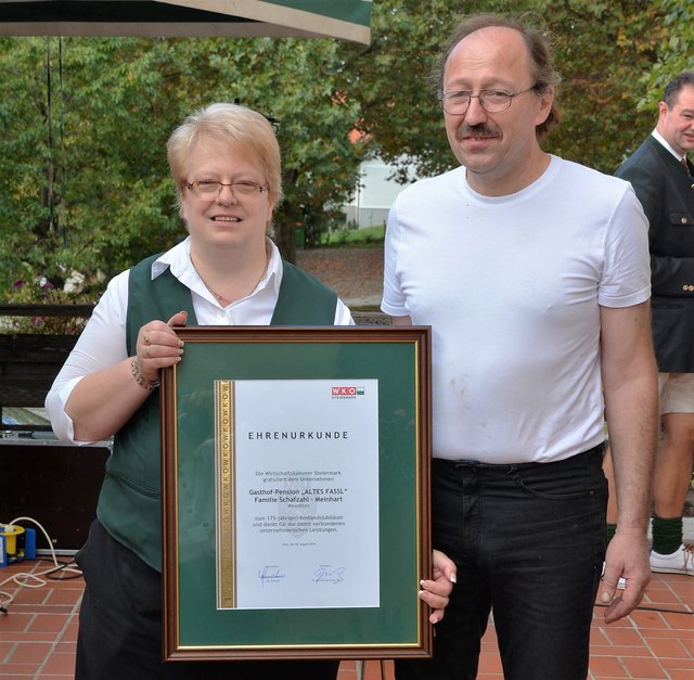 Mit einer Ehrenurkunde zeichnete die WKO Petra und Peter Schafzahl vom „Alten Faßl“ in Weinitzen aus.