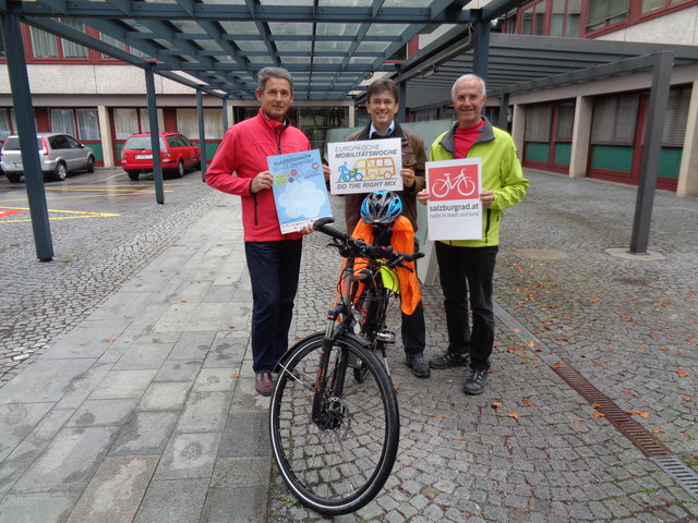 Die Bürgermeister Johann Mühlbacher, Markus Kurcz und Johann Hutziger wagen den Vergleich. | Foto: Gde Elixhausen