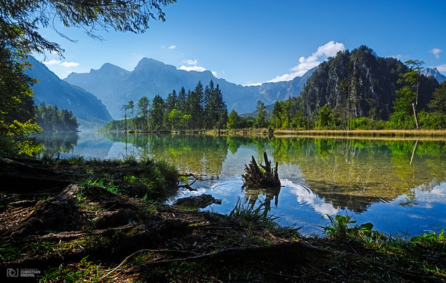 Endlich hat sie wieder begonnen, die dritte Jahreszeit. Die Tage werden fühlbar kürzer, die Blätter färben sich langsam bunt - es ist Herbst – der Übergang vom Sommer zum Winter.
In der Natur ist es wohl die schönste Zeit im Jahr. Die wunderbare klare Bergluft und eine hervorragende Fernsicht auf das herrliche Bergpanorama machen den Herbst zur beliebtesten Wanderzeit im Jahr.