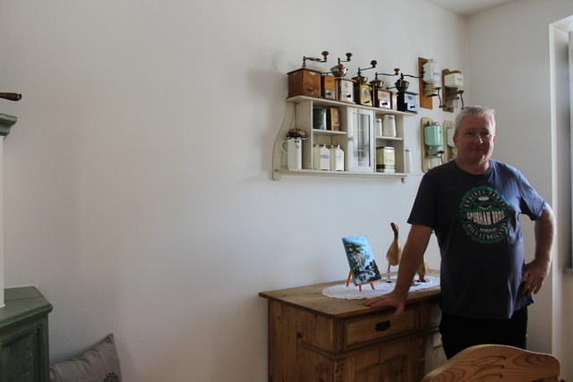 Die alten Kaffeemühlen bewahrt Robert Traub in der Wohnung auf.