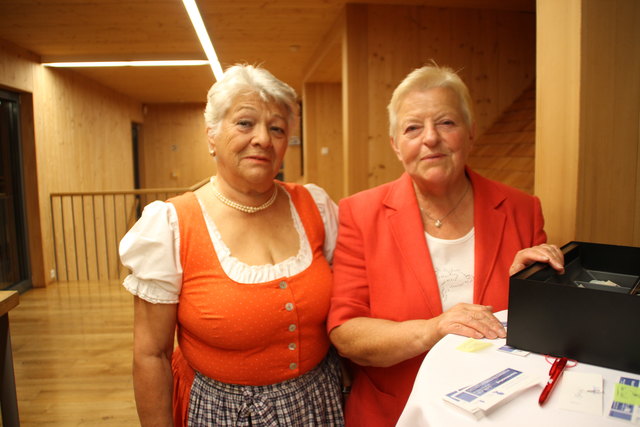Empfingen die Besucher: Inge Kratzwald und Franziska Eisl.