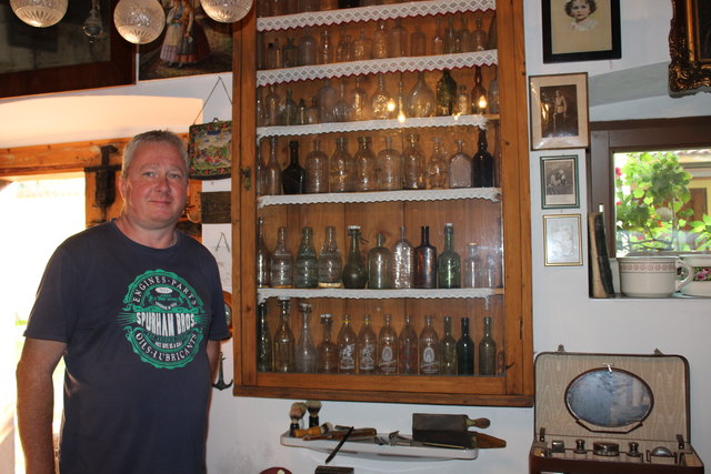 Auch die Vitrine mit den Glasflaschen hat Robert Traub aus dem alten Colonialwarengeschäft.