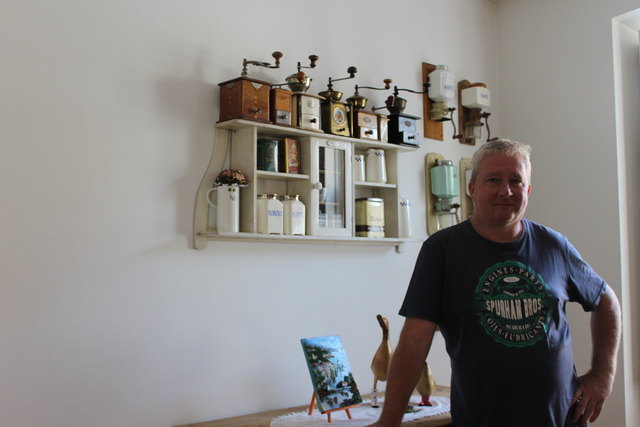Die alten Kaffeemühlen bewahrt Robert Traub in der Wohnung auf.
